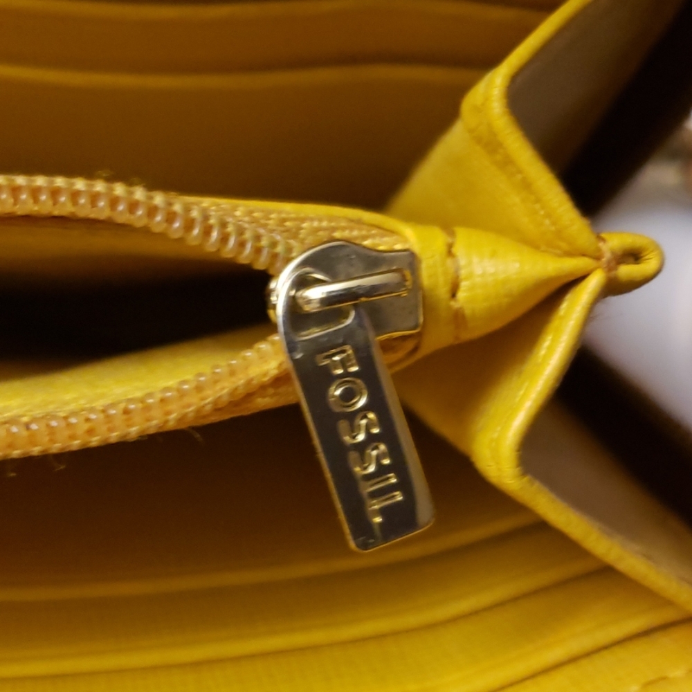 FOSSIL LOGAN ZIP AROUND WRISTLET/CLUTCH - Picture 4 of 8
